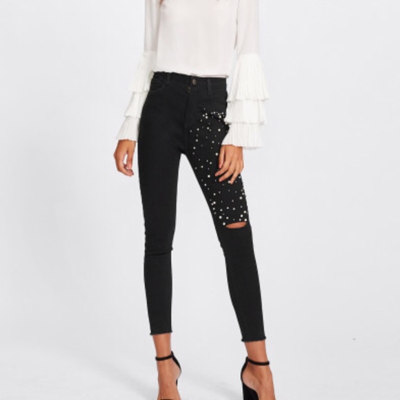 🆕Black raw edge Capri jeans w/pearl thigh detail - Picture 3 of 8